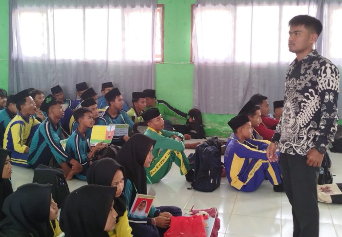 Di Tengah Kepungan Kabut Asap, PMR Wira MAN 1 Muaro Jambi Tetap Teguhkan Jiwa Kemanusiaan Di Tengah Kepungan Kabut Asap, PMR Wira MAN 1 Muaro Jambi Tetap Teguhkan Jiwa Kemanusiaan