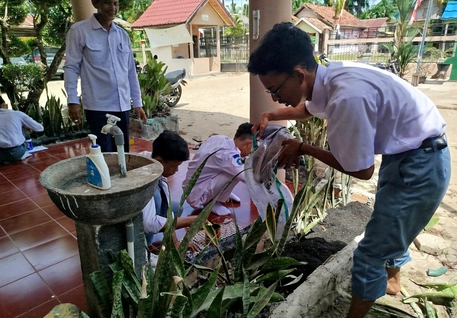 Guru Piket Mengontrol Kebersihan Tiap Kelas Guru Piket Mengontrol Kebersihan Tiap Kelas