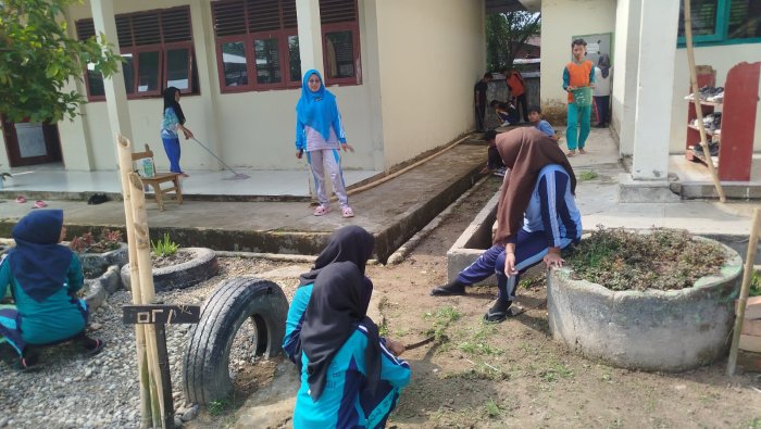 Siswa MAN 1 Muaro Jambi Wujudkan Lingkungan Bersih Lewat Aksi Jumat Gotong Royong