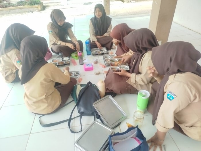 MBG Kembali Hadir di MAN 1 Muaro Jambi, Siswa Nikmati Menu Bergizi Setelah Libur Panjang MBG Kembali Hadir di MAN 1 Muaro Jambi, Siswa Nikmati Menu Bergizi Setelah Libur Panjang
