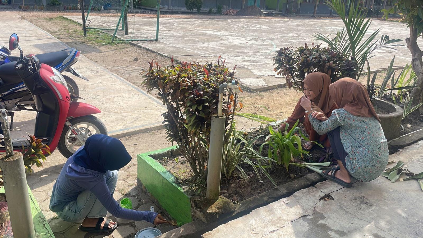 Manfaatkan Libur Akhir Pekan untuk Menghias Kelas