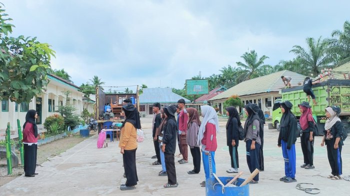 Pembina Pramuka MAN 1 Muaro Jambi Lepas Peserta Prata 2025 Ikuti Perkemahan Akhir Tahun