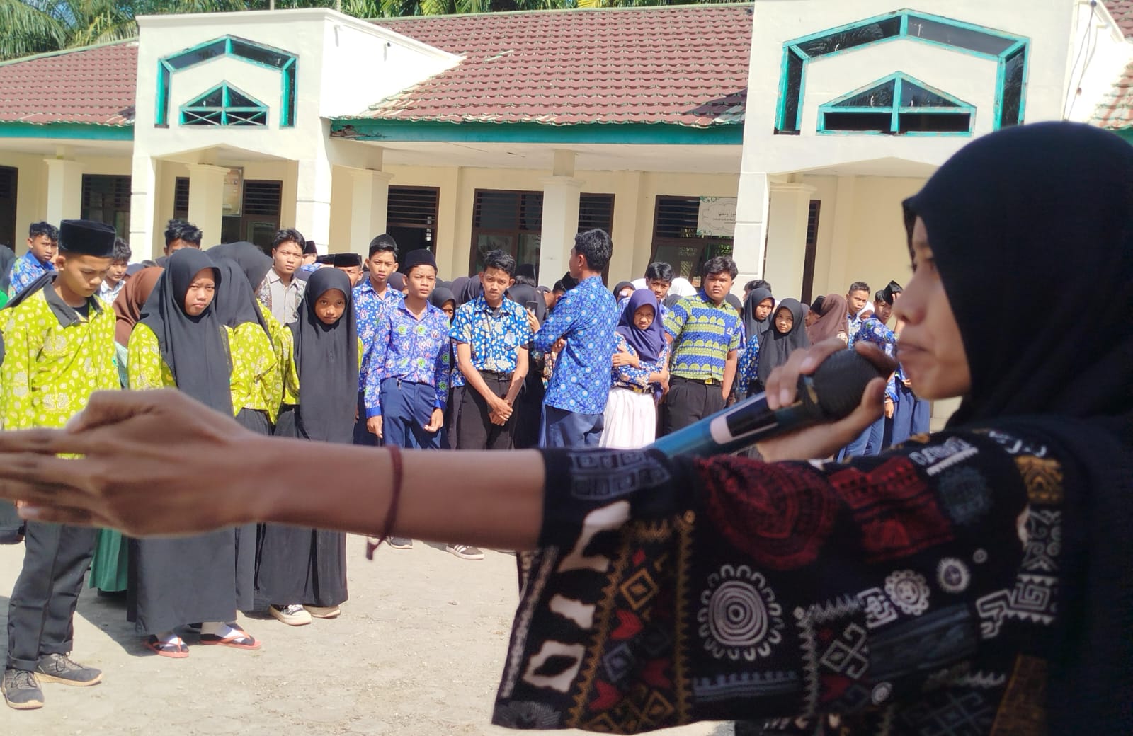 Pembina Ekstrakurikuler Kesenian Bakar Semangat Anggota Baru 