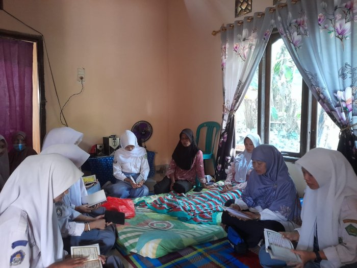 Wali Kelas XII B dan Siswa Lakukan Takziah ke Rumah Ardi Wali Kelas XII B dan Siswa Lakukan Takziah ke Rumah Ardi