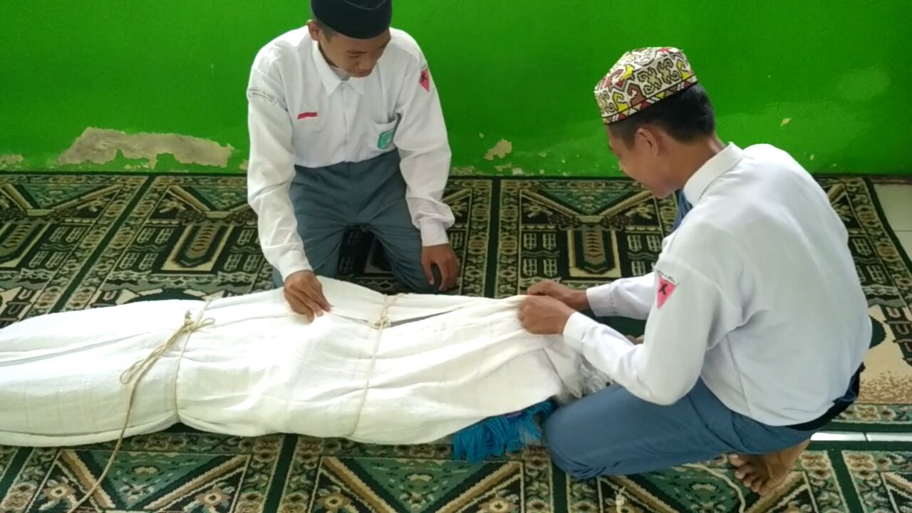 Siswa MAN 1 Muaro Jambi Praktik Mengurus Jenazah