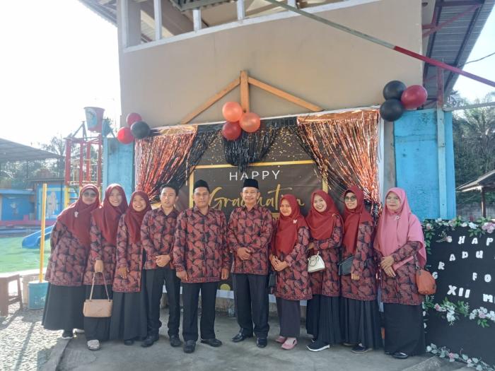 Kepala MAN 1 Muaro Jambi Serahkan Siswa-Siswi Kelas XII Kembali Ke Orang Tua