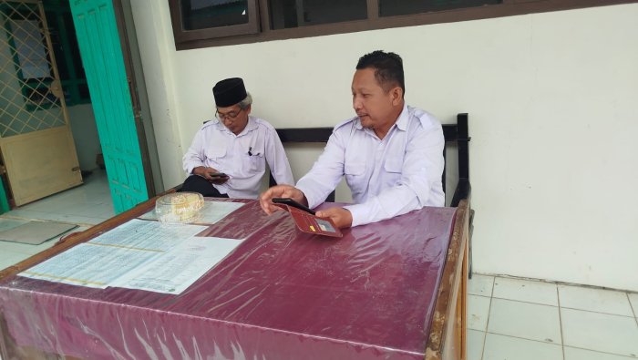 Guru Piket MAN 1 Muaro Jambi Jalankan Tugas dengan Santai dan Penuh Tanggung Jawab