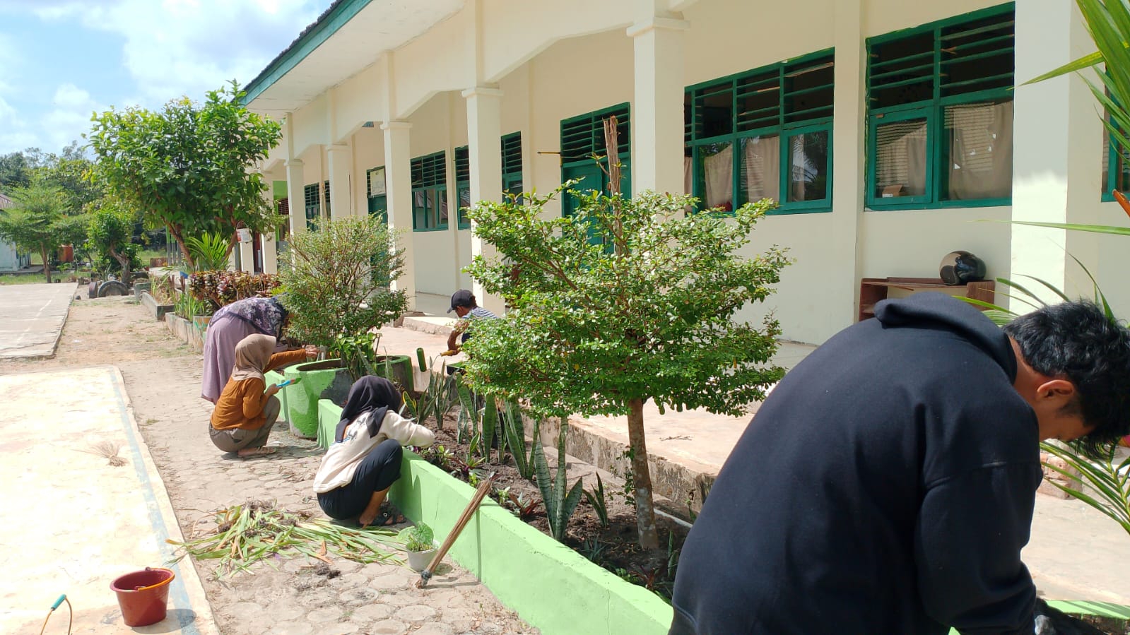 Kegiatan gotong royong kelas saat libur Kegiatan gotong royong kelas saat libur
