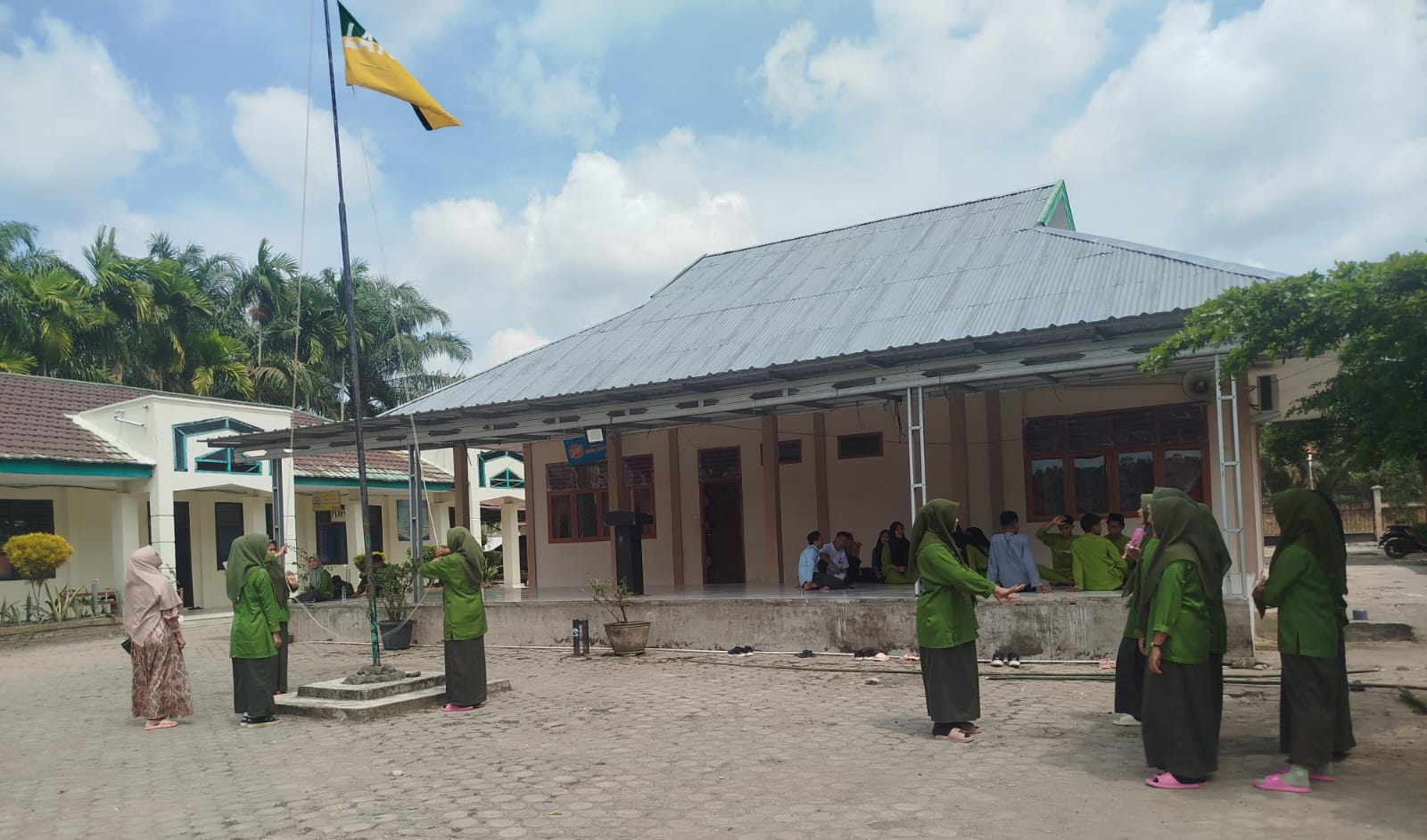 Siswa Kelaas XII B Latihan Menjadi Petugas Upacara Siswa Kelaas XII B Latihan Menjadi Petugas Upacara