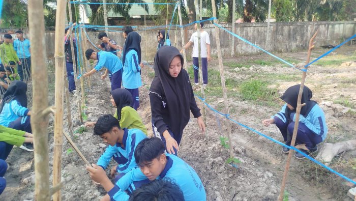 Siswa MAN 1 Muaro Jambi Rawat Tanaman Kokurikuler Meski Pembelajaran Daring