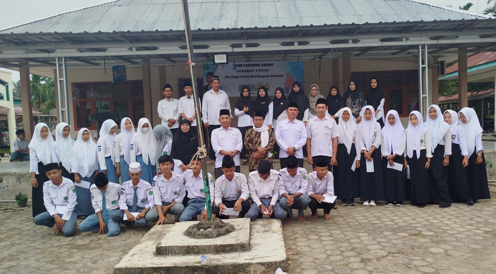 Peringati Lebaran Yatim : MAN 1 Muaro Jambi Bagikan 40 Santunan Peringati Lebaran Yatim : MAN 1 Muaro Jambi Bagikan 40 Santunan