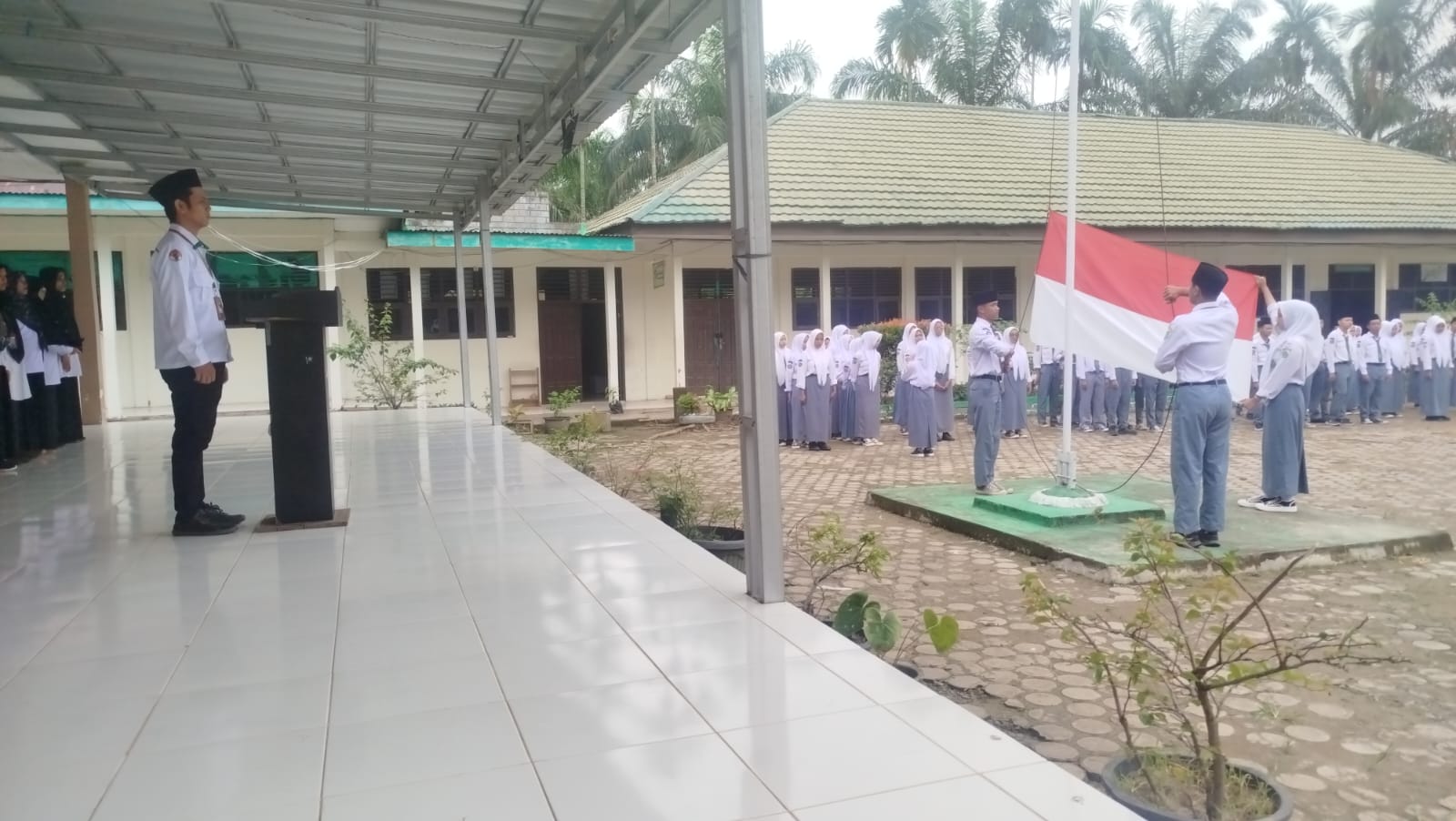 Gesang, Pembina Osim di MAN 1 Muaro Jambi Sampaikan Amanat Upacara