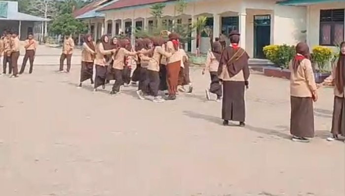 Pembina Apresiasi Ketertiban Peserta dalam Latihan Pramuka Jumat Pembina Apresiasi Ketertiban Peserta dalam Latihan Pramuka Jumat