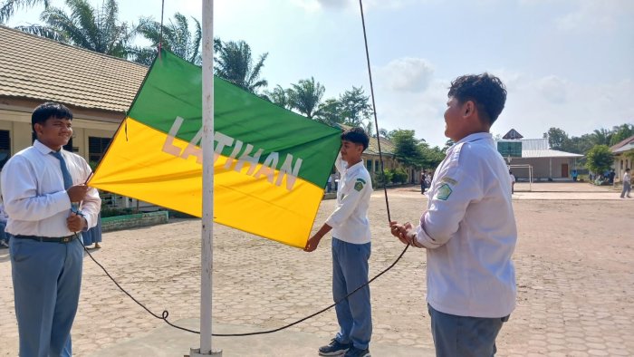 Mantapkan Persiapan Menjadi Petugas Upacara, Kelas XII C MAN 1 Muaro Jambi Gelar Latihan Bersama Wali Kelas Mantapkan Persiapan Menjadi Petugas Upacara, Kelas XII C MAN 1 Muaro Jambi Gelar Latihan Bersama Wali Kelas