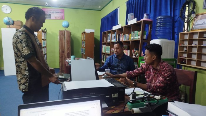 ASN MAN 1 Muaro Jambi Sibuk Susun Laporan Bulanan Awal April