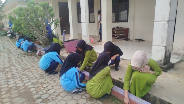 Semangat Hijau di Madrasah! Siswa MAN 1 Muaro Jambi Tanam Jagung dan Terong Usai Salat Dhuha