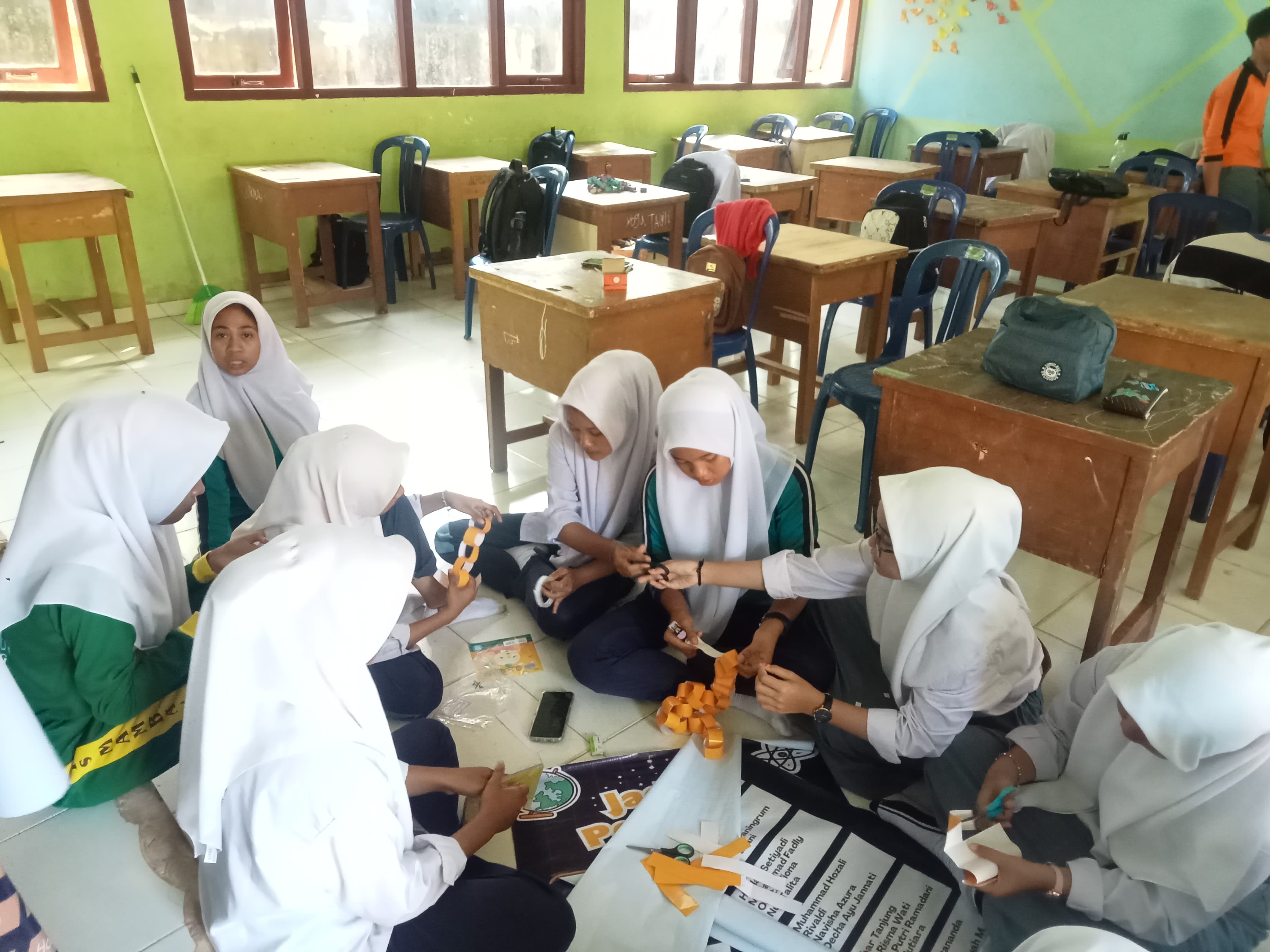 Siswa Kelas X4 Melakukan Gotong Royong Untuk Berpartisipasi dalam Lomba 7k Pada Hari Kemerdekaan 