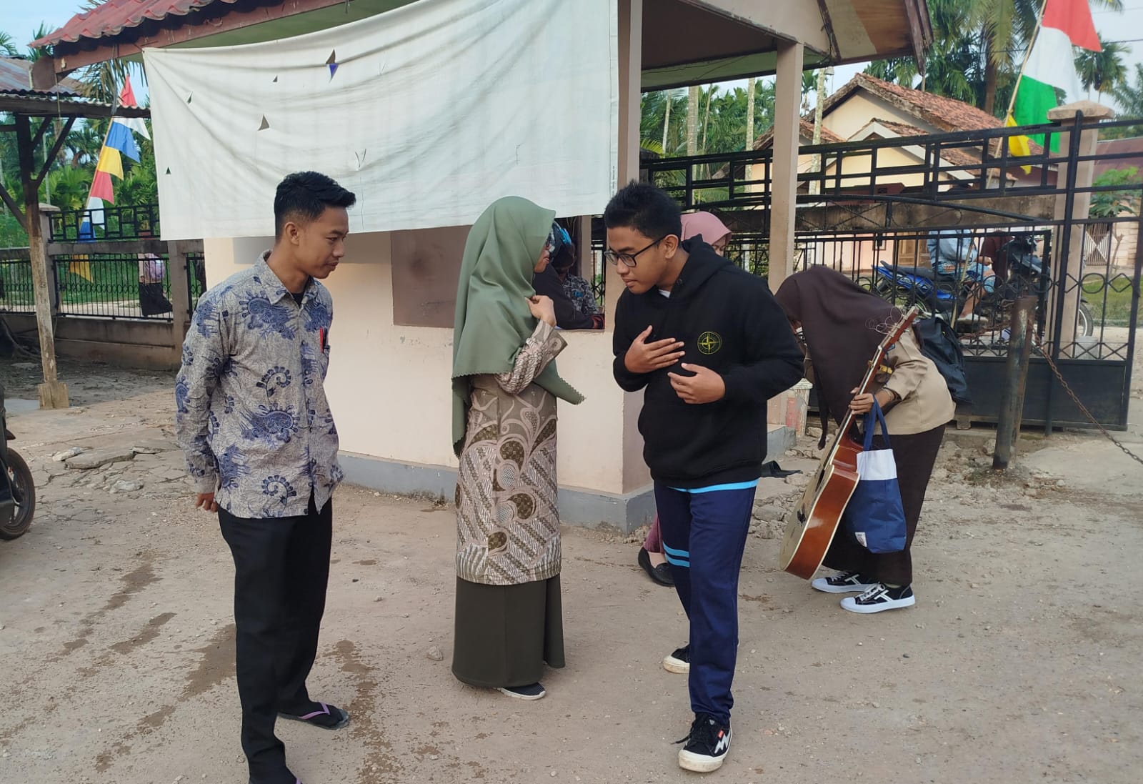 Aktivitas Guru Piket MAN 1 Muaro Jambi, Sambut Siswa di Gerbang Sekolah