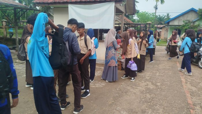 Disiplin Dimulai dari Hal Kecil, MAN 1 Muaro Jambi Tertibkan Kuku dan Rambut Siswa