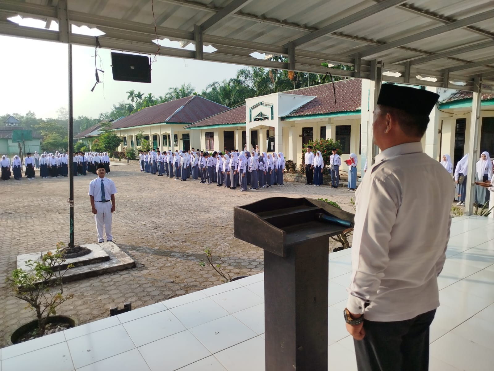 Hari Pertama Masuk Madrasah , MAN 1 Muaro Jambi Gelar Upacara Pengibaran Bendera