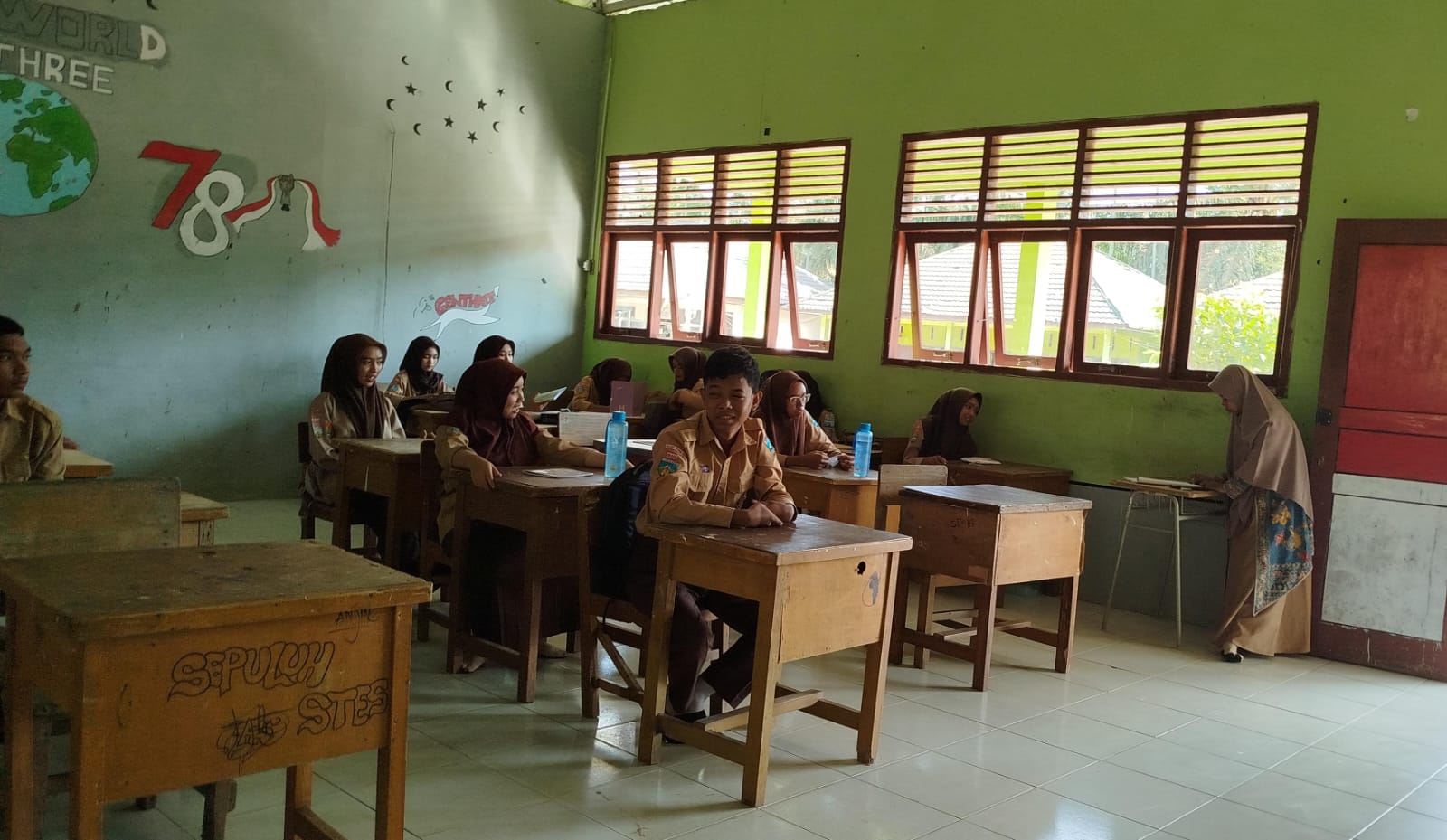 Guru  Piket Kontrol Kehadiran Siswa tiap Kelas