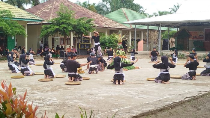 Tarian Massal Muharram Siswa XI D MAN 1 Muaro Jambi Hidupkan Tradisi dan Spirit Tahun Baru Islam