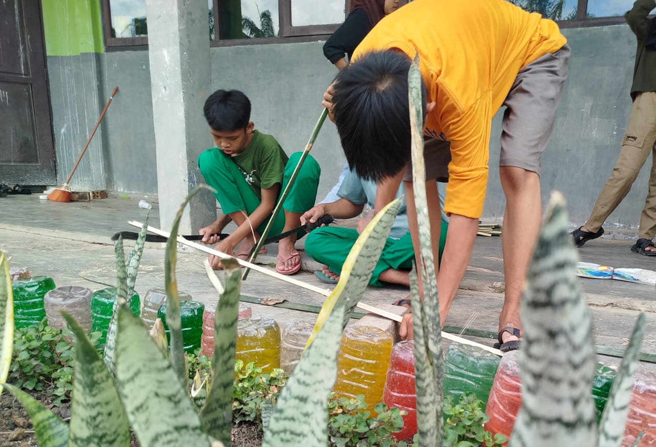 Wali Kelas Ikut Serta Bersama Siswa Hias Kelas