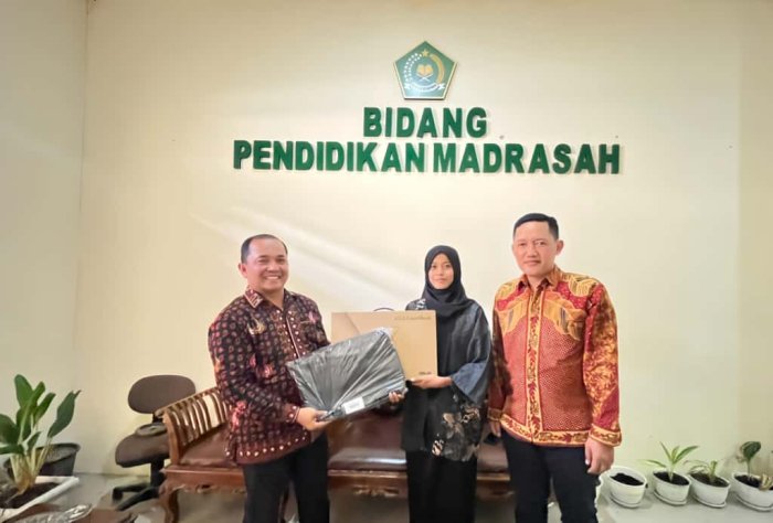 Guru Inspiratif dari Sungai Gelam Raih Bantuan Media Pembelajaran Nasional