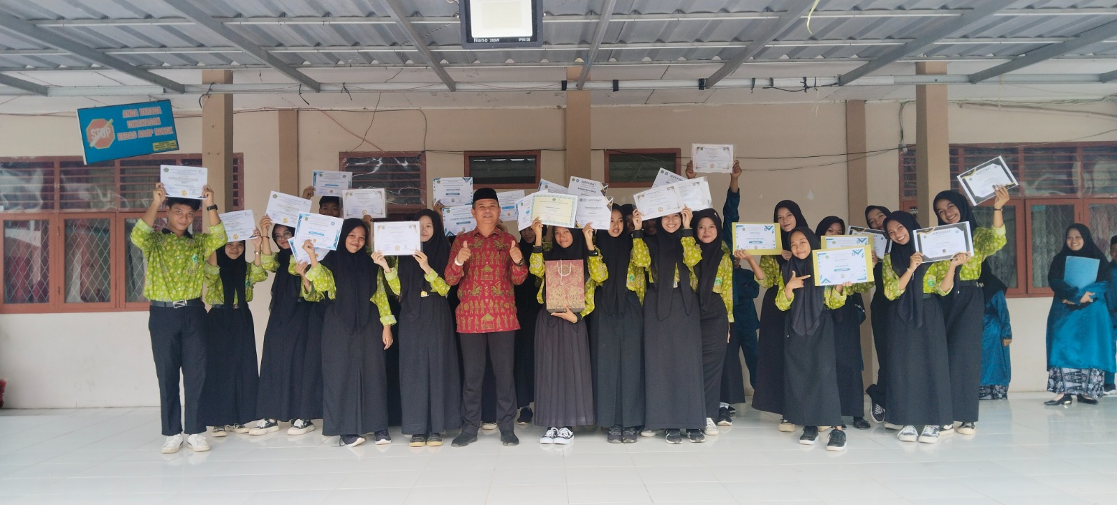 Kepala MAN 1 Muaro Jambi Berikan Piagam Penghargaan Juara Pada Hari Pembagian Raport Kepala MAN 1 Muaro Jambi Berikan Piagam Penghargaan Juara Pada Hari Pembagian Raport