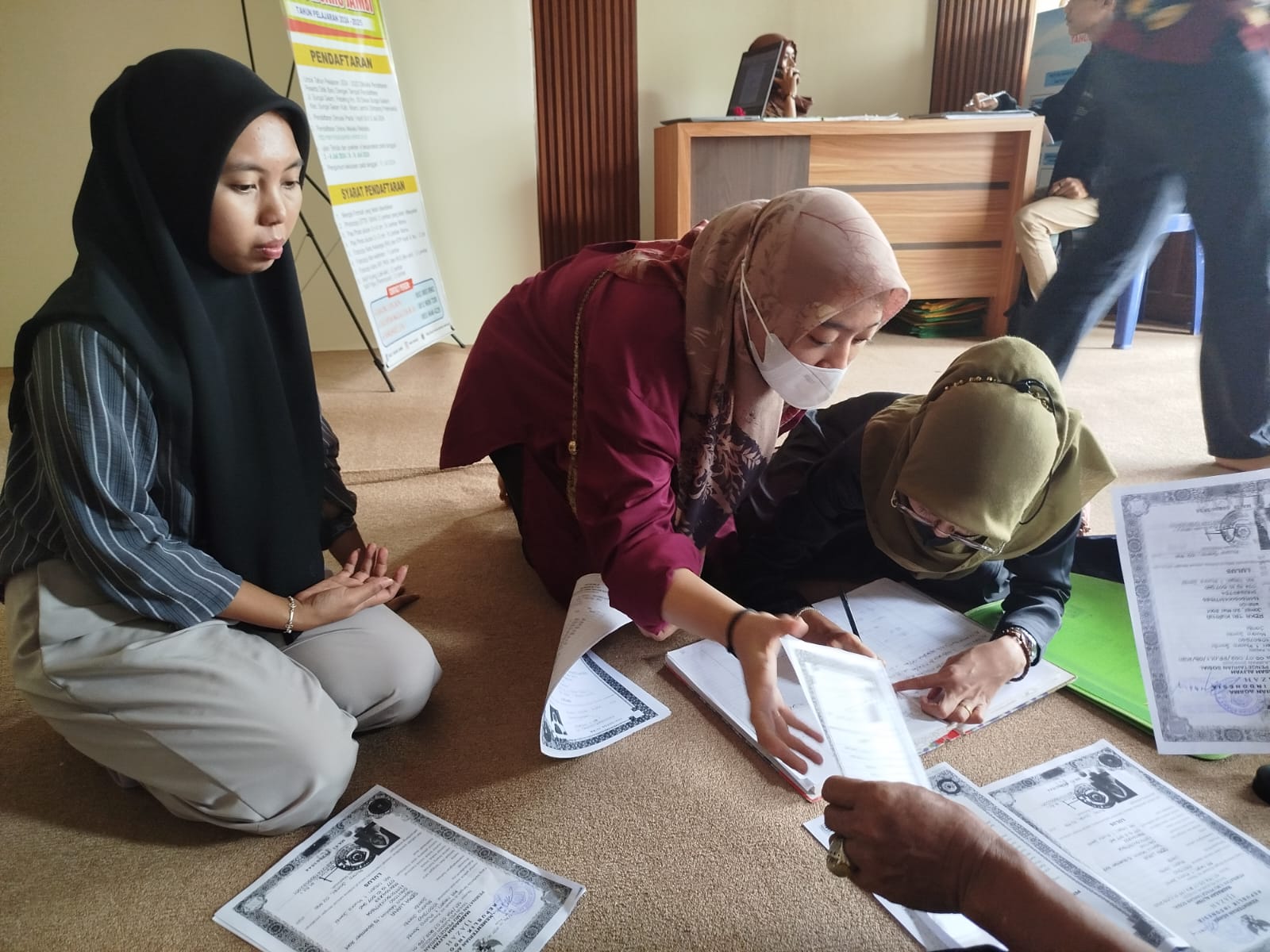 Alumni MAN 1 Muaro Jambi Manfaatkan Layanan Satap untuk Legalisasi