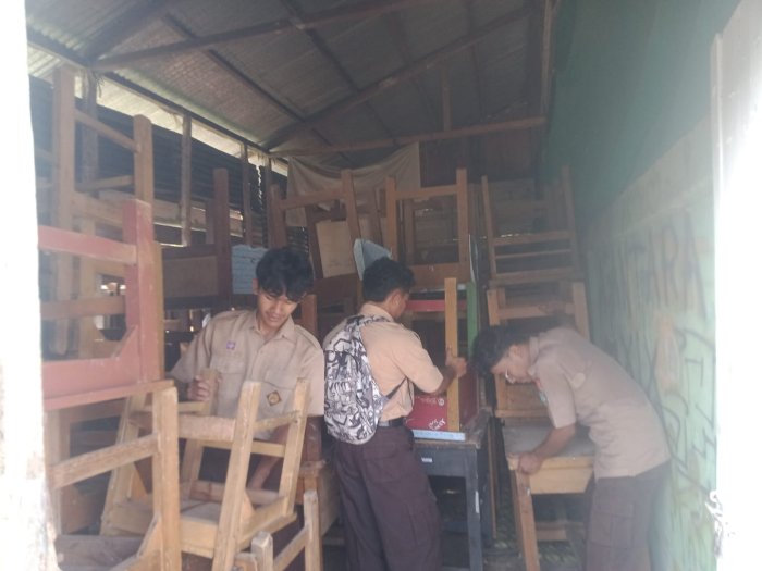 Semangat Kebersamaan, Kepala Madrasah Pimpin Gotong Royong Massal Semangat Kebersamaan, Kepala Madrasah Pimpin Gotong Royong Massal