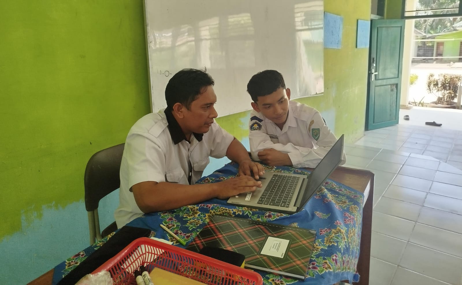 Wali Kelas XI C lakukan Verifikasi Data Siswa