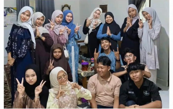 Tradisi Halal Bihalal, Siswa Pererat Silaturahmi dengan Guru