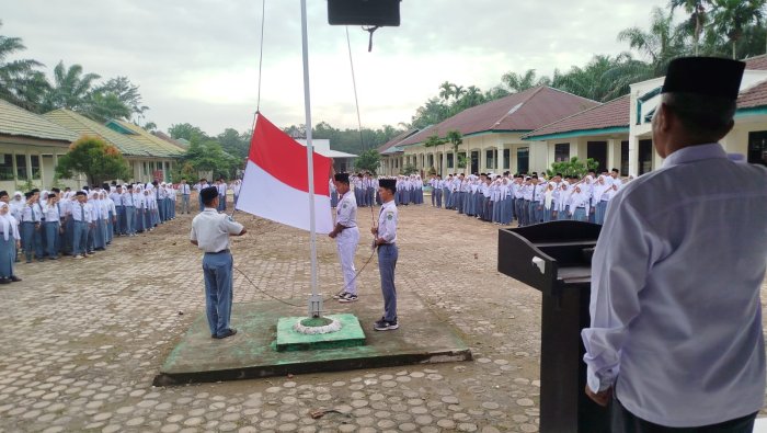 Upacara Bendera Awal Semester Genap Tekankan Disiplin Siswa Upacara Bendera Awal Semester Genap Tekankan Disiplin Siswa