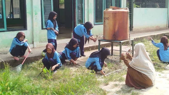 Semangat Gotong Royong Ciptakan Madrasah Bersih dan Nyaman di MAN 1 Muaro Jambi