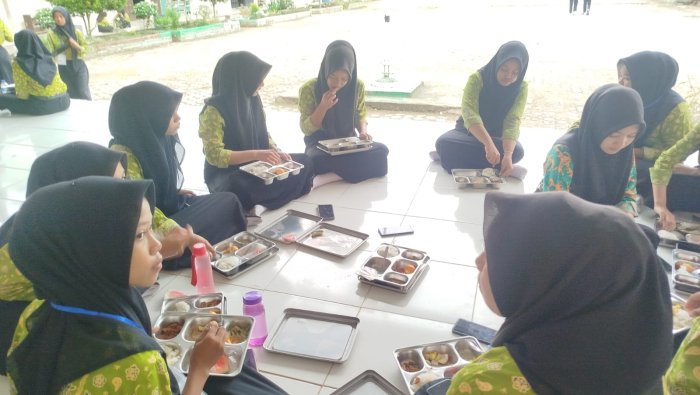 Di Tengah Ujian, Momen Hangat Siswa Saat Menikmati MBG Bersama