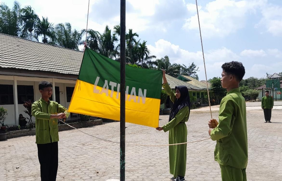 Pengurus Kegiatan Pramuka Siap Melaksanakan Tugas Sebagai Petugas Upacara Pengurus Kegiatan Pramuka Siap Melaksanakan Tugas Sebagai Petugas Upacara