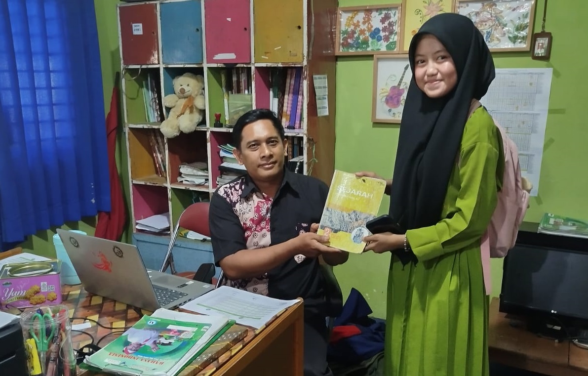 Jelang Akhir Tahun Ajaran Para Siswa Kembalikan Buku di Pustaka