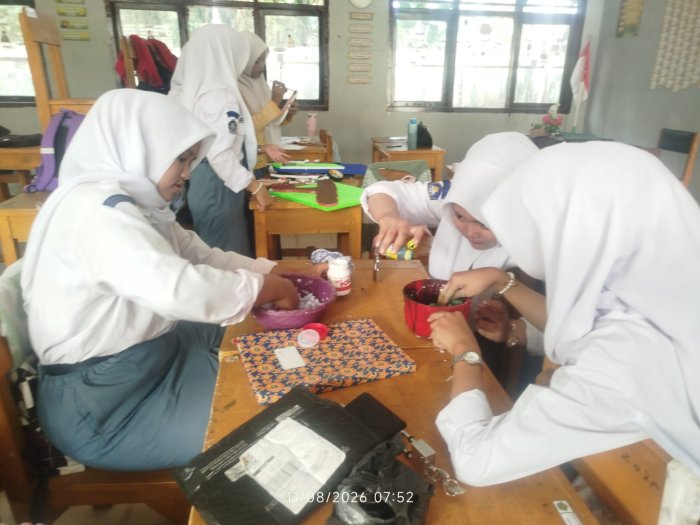 MAN 1 Muaro Jambi Asah Kreativitas Siswa Kelas XII C Lewat Pembuatan Maket MAN 1 Muaro Jambi Asah Kreativitas Siswa Kelas XII C Lewat Pembuatan Maket