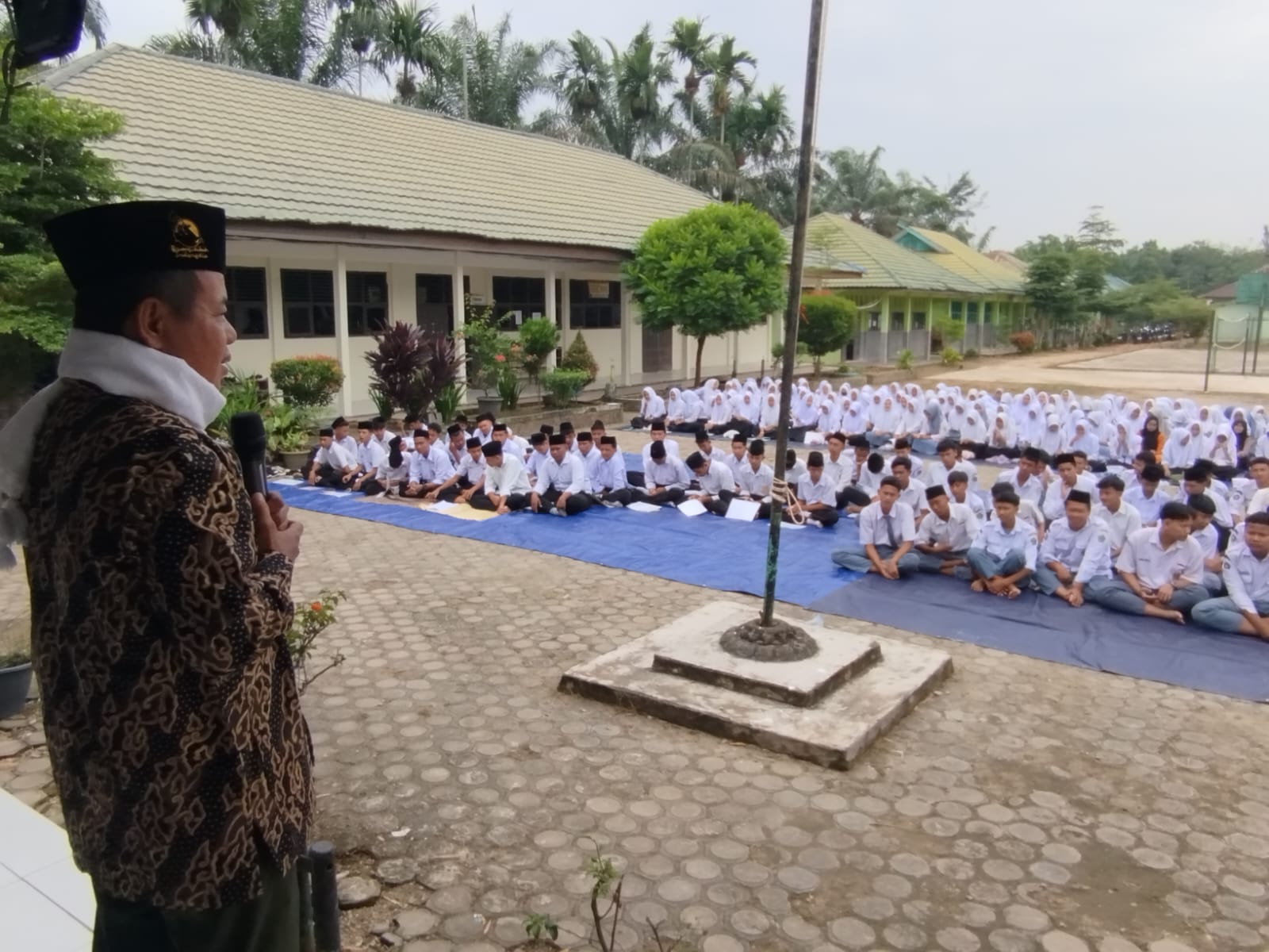 H.Ramli,S.Pd.,M.Pd. Sampaikan Hikmah Lebaran Yatim di MAN 1 Muaro Jambi