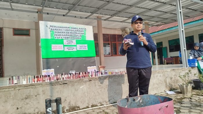 MAN 1 Muaro Jambi Tegas Terapkan Disiplin Lewat Pemusnahan Barang Terlarang