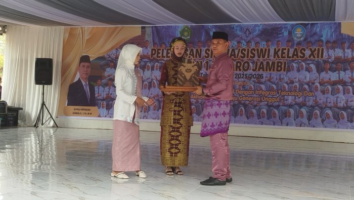 Komariatul Jannah Raih Predikat Lulusan Terbaik MAN 1 Muaro Jambi