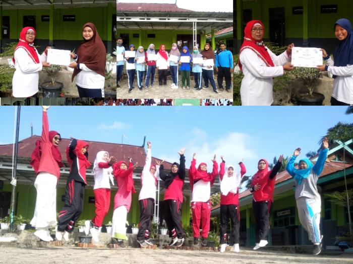 Kamad Bagikan Hadiah Kegiatan HUT RI ke 75 Kamad Bagikan Hadiah Kegiatan HUT RI ke 75