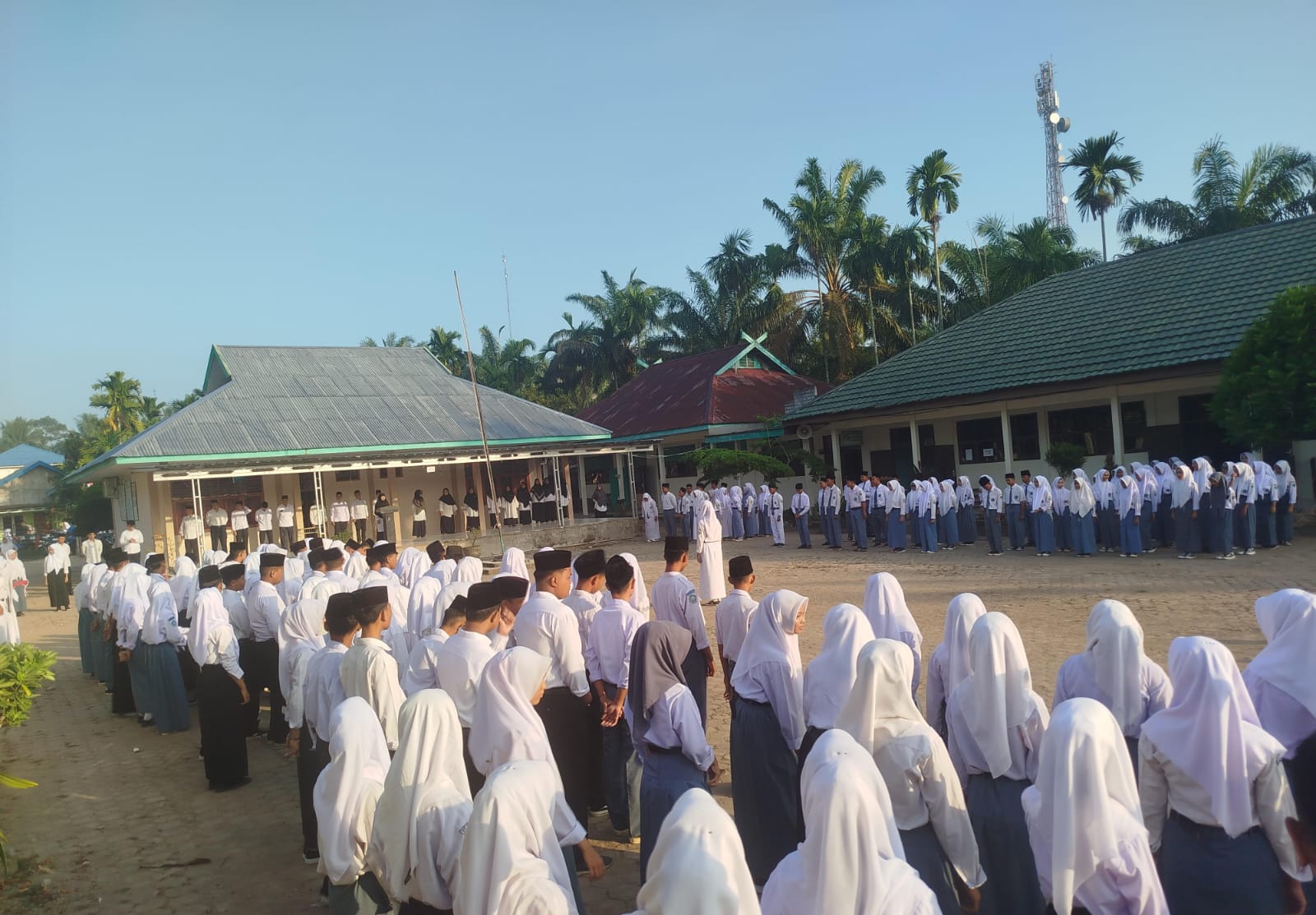 Siswa Kelas XIA Bertugas Menjadi Paduan Suara Saat Upacara Bendera 