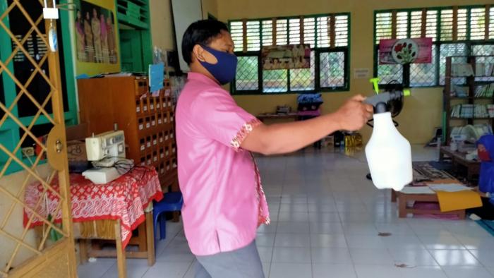 Laksanakan Penyemprotan Disinfektan secara Berkala Laksanakan Penyemprotan Disinfektan secara Berkala