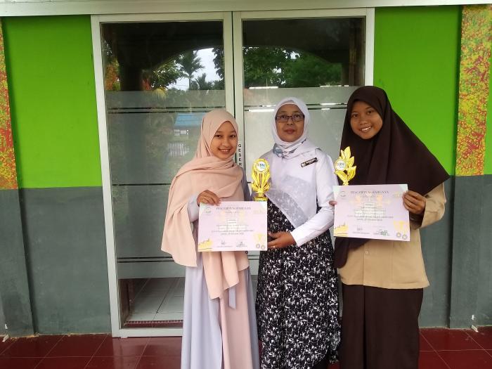 Sang Juara Serahkan Piala Sang Juara Serahkan Piala