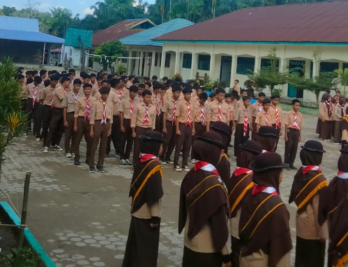 Pembina Kepramukaan Putra Berikan Arahan Saat Menjadi Pembina Apel