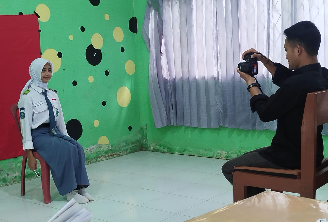 MAN 1 Muaro Jambi Lakukan Sesi Pemotretan Foto Ijazah