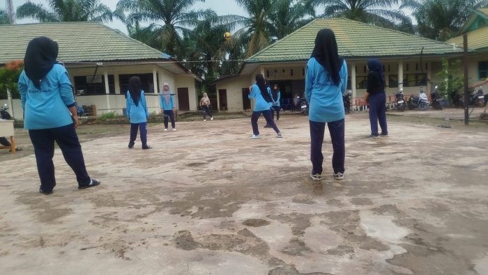 Guru MAN 1 Muaro Jambi Isi Waktu Daring dengan Olahraga Tenis Meja Guru MAN 1 Muaro Jambi Isi Waktu Daring dengan Olahraga Tenis Meja