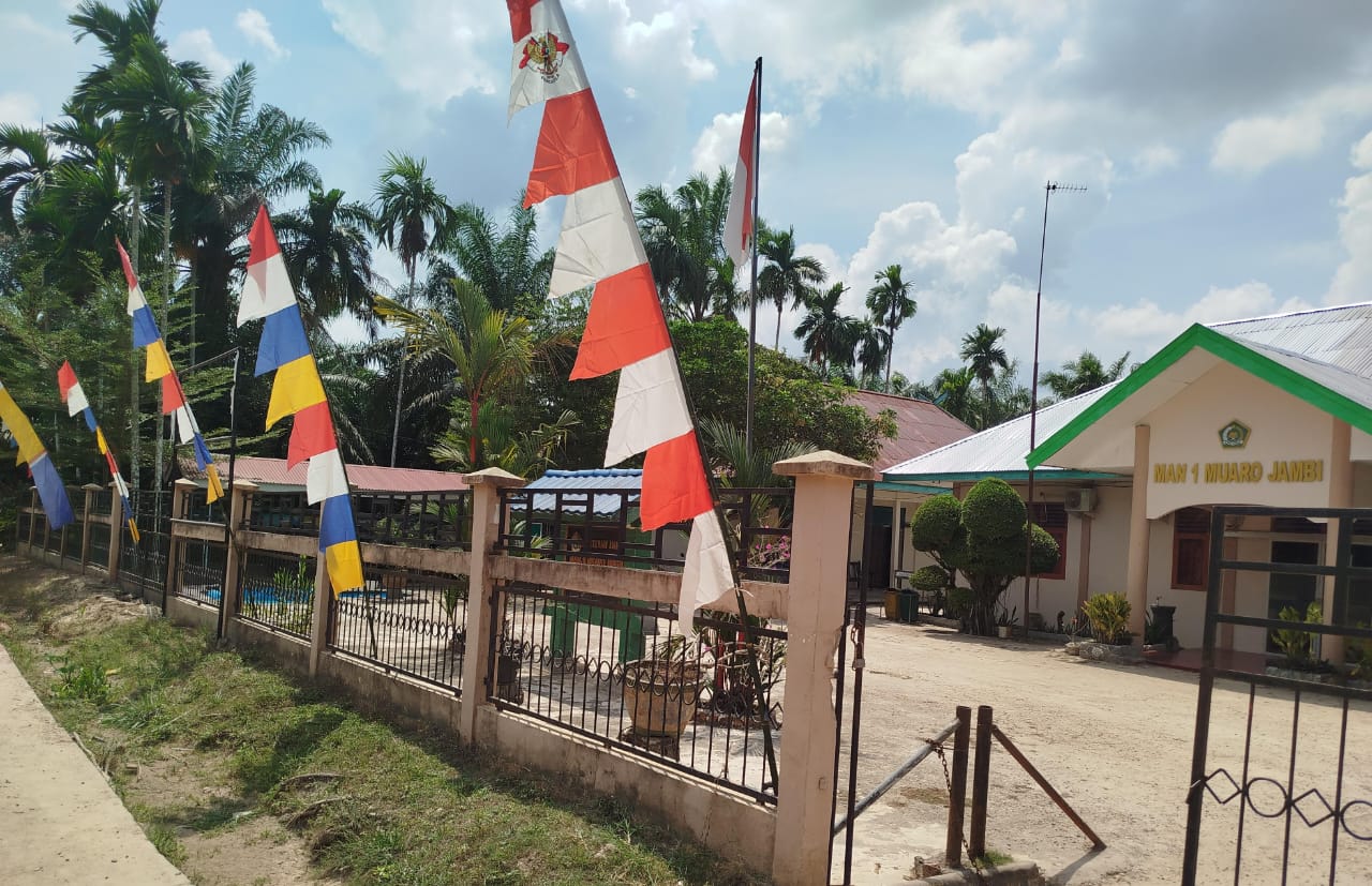 Pembina Osim Pimpin Pemasangan Umbul-Umbul